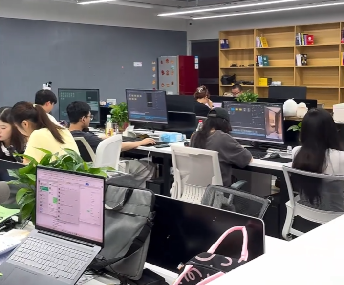 主播招募团队在办公室内工作的实景照片
